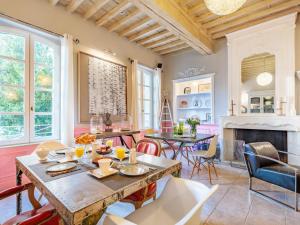a kitchen and living room with a table and chairs at Hôtel La Suite in Villeneuve-lès-Avignon