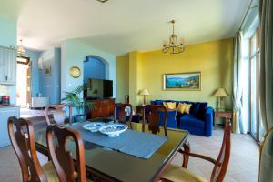 Ресторант или друго място за хранене в Luxury 3-bedroom villa in Sozopolis with sea view