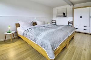 - une chambre avec un grand lit et une table dans l'établissement fewo1846 - Landliebe - idyllisch gelegene Wohnung mit 2 Schlafzimmern und Garten, à Husby