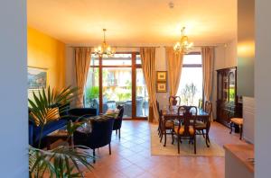 uma sala de estar com uma mesa e uma sala de jantar em Luxury 3-bedroom villa in Sozopolis with sea view em Sozopol