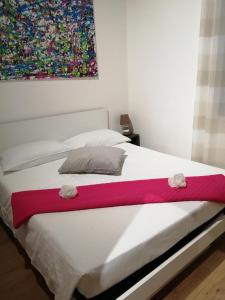 Tempat tidur dalam kamar di CASTLE VIEW LODGE intero appartamento Verona centro storico