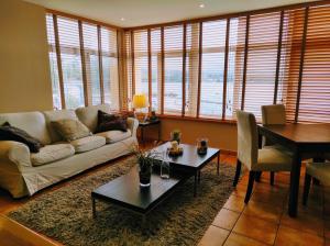 un salon avec un canapé et une table dans l'établissement HOLIDAY HOMES Figueras AT, à Castropol