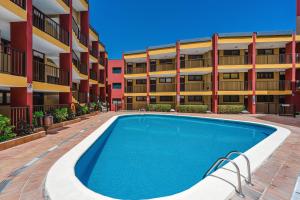 einem Pool vor einem Apartmentgebäude in der Unterkunft Family flat with 3 bedrooms and balcony near Los Gigantes and ocean in Puerto de Santiago