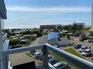 a balcony with a view of a parking lot at Frische Brise Ferienwohnung mit Meerblick in Cuxhaven