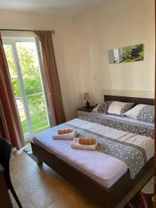 Кровать или кровати в номере Medulin Luxury Apartments with beautiful garden 100 m from beach