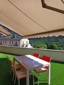 einen Tisch und Stühle auf einer Terrasse mit Aussicht in der Unterkunft El Mirador de Ordesa in Torla-Ordesa