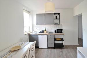 A kitchen or kitchenette at Best Apartman Lelle