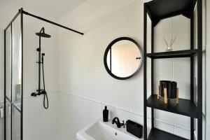 A bathroom at Best Apartman Lelle