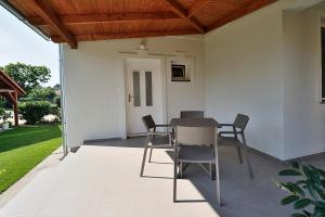 A balcony or terrace at Best Apartman Lelle
