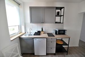 A kitchen or kitchenette at Best Apartman Lelle