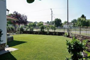 A garden outside Best Apartman Lelle