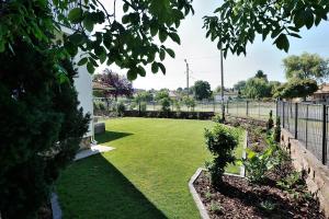 A garden outside Best Apartman Lelle