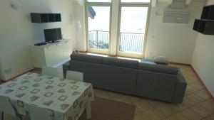 TV a/nebo společenská místnost v ubytování Lakecomoweb Apartments