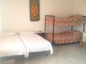 1 dormitorio con 2 literas y mesa en Hotel Aguablanca, en La Mesa