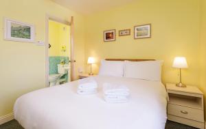 Säng eller sängar i ett rum på Killarney Self Catering - Rookery Mews Apartments
