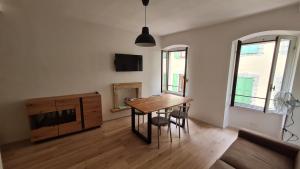 a dining room with a table and chairs in a room at Appartamento Sunrise - Centro Storico N2 in Riva del Garda