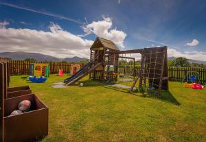 un parc avec une aire de jeux avec un toboggan dans l'établissement Killarney Self Catering - Rookery Mews Apartments, à Killarney