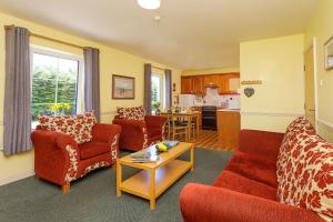 ein Wohnzimmer mit Sofas und einem Tisch in der Unterkunft Killarney Self Catering - Rookery Mews Apartments in Killarney