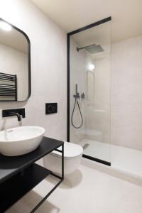un bagno con lavandino e doccia di BASKE VILLA a Trenčianske Teplice Altre 15 foto
