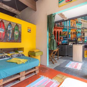 1 dormitorio con cama y pared amarilla en studio domloc en Carcasona