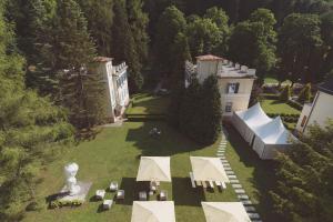 eine Luftansicht eines Hauses mit Garten in der Unterkunft BASKE VILLA in Trenčianske Teplice