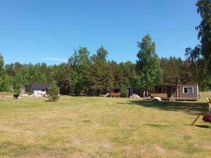 einen großen Hof mit einem Haus und Bäumen in der Unterkunft Aablaranna Puhkemaja in Aabla