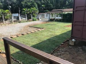 Aed väljaspool majutusasutust Farol da Barra Seca Ubatuba +4 fotot