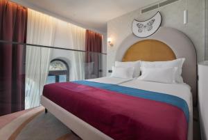 A bed or beds in a room at Heritage Hotel Porin Makarska