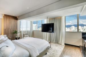 Uma TV ou centro de entretenimento em Mercure Belo Horizonte Lourdes