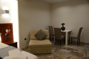 Posedenie v ubytovaní Viaros Hotel Apartments