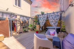 a patio with a table and chairs on a balcony at studio domloc in Carcassonne