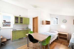 una camera con letto, tavolo e sedie di Apartments MEDVED in the historic center a Capodistria