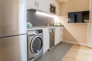 cocina con lavadora y secadora en una habitación en BARCELONA TOUCH APARTMENTS - Progres en Hospitalet de Llobregat