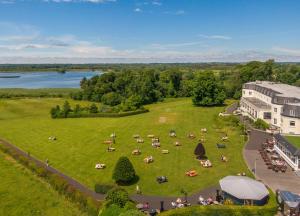 uma vista aérea de um grande campo com pessoas na relva em Bloomfield House Hotel, Leisure Club & Spa em Mullingar