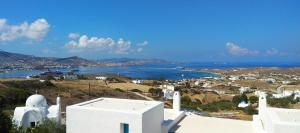 widok na ocean z białego budynku w obiekcie White Blue Houses & Apartments Paros w mieście Parikia