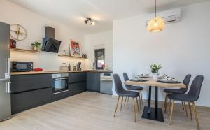 Kuchyňa alebo kuchynka v ubytovaní Apartments Maella + 18 fotografií