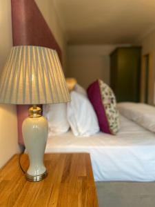 Ein Bett oder Betten in einem Zimmer der Unterkunft Caley Hall