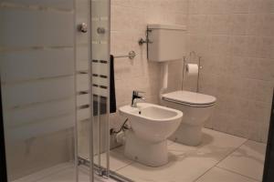 Phòng tắm tại Home & Breakfast La Madonnina 013136-CNI-00001