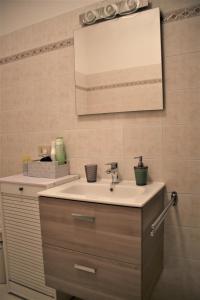 Phòng tắm tại Home & Breakfast La Madonnina 013136-CNI-00001