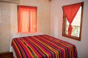 Una cama o camas en una habitación de Seabreeze Inn