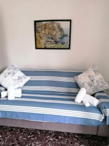 サンタ・マルゲリータ・リグレにあるLa Terrazza Della Luisa by PortofinoVacanzeのベッド(青と白のストライプシーツ、枕付)