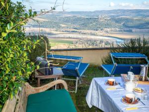 una mesa y sillas con vistas a un valle en Holiday Home Borgo by Interhome, en Monte Antico