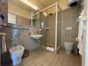 A bathroom at Villa Marisa - La Guarida