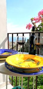 una piastra gialla poggiata su un tavolo di Torreammare a Salerno