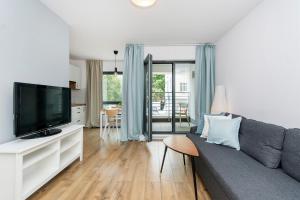 Televízia a/alebo spoločenská miestnosť v ubytovaní Awanport Rentyear Apartments