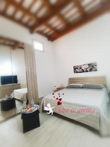 een slaapkamer met een bed en een tafel met een bord eten bij Casa Vacanze Francesco in Marsala