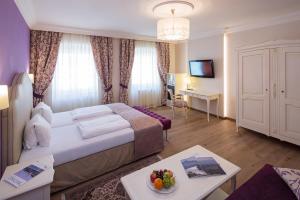 a hotel room with a bed and a table with a bowl of fruit at Hotel Restaurant zur Post in Melk