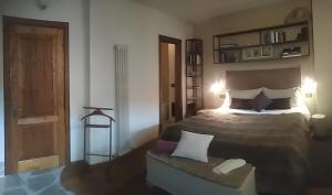 Postel nebo postele na pokoji v ubytování B&B L'Abric - centro storico di Limonetto + 22 fotografií