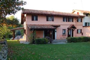 una casa grande con un patio delante en Casa intera tra le colline e le vigne del Dolcetto en Rocca Grimalda