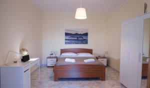 Un dormitorio con una cama con dos toallas encima. en Amalfi Coast Sea View, en Vietri